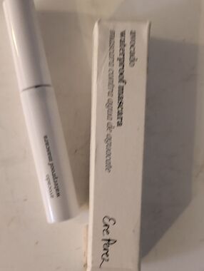 Source Unknown White Mascara